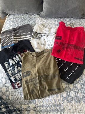 Short Sleeve Graphic Tee in Olive Green - Casual Women's Top